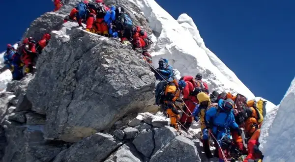 Mount Everest: Nepal czy Chiny? Poznaj dwie strony Dachu Świata