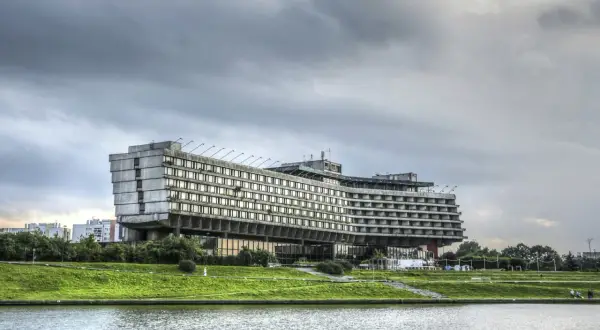 Hotel Forum: Prawdziwe powody zamknięcia i walka o ikonę Krakowa