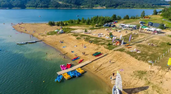 Jezioro Mucharskie: Odkryj atrakcje, plaże i szlaki!